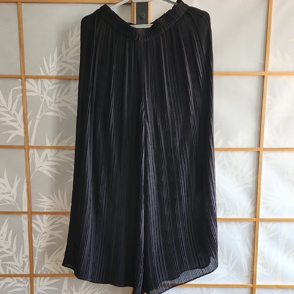 Uniqlo Black Pleated Wide-Leg Pants